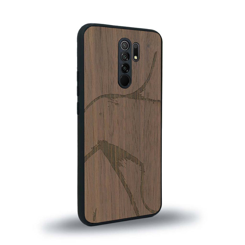 Coque de protection en bois véritable fabriquée en France pour Xiaomi Redmi 9 représentant une silhouette féminine dessinée à la main par l'artiste Maud Dabs