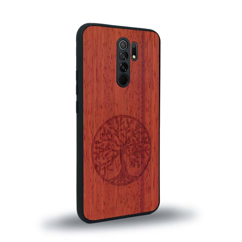 Coque de protection en bois véritable fabriquée en France pour Xiaomi Redmi 9 sur le thème de la spiritualité et du yoga avec une gravure zen représentant un arbre de vie