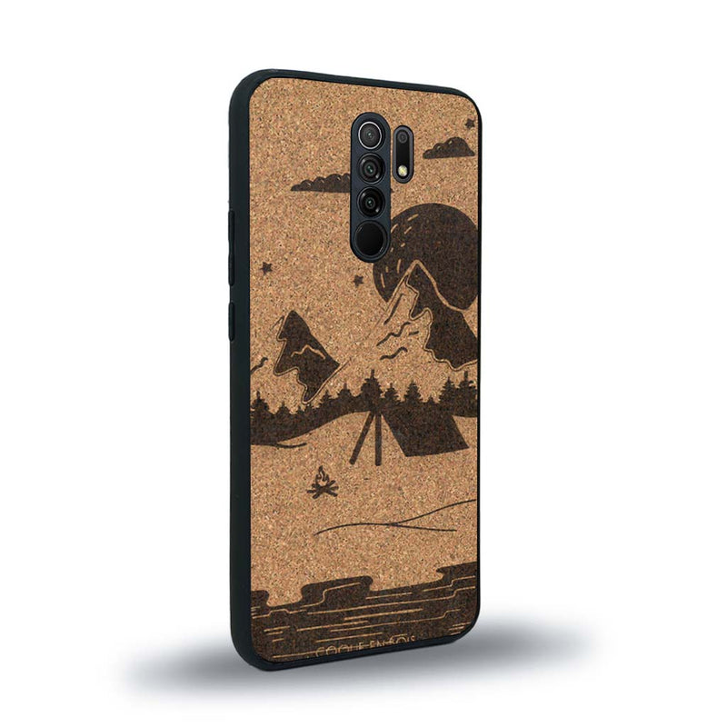 Coque de protection en bois véritable fabriquée en France pour Xiaomi Redmi 9 sur le thème du camping en pleine nature représentant une tente avec un feu de camp entouré de montagnes