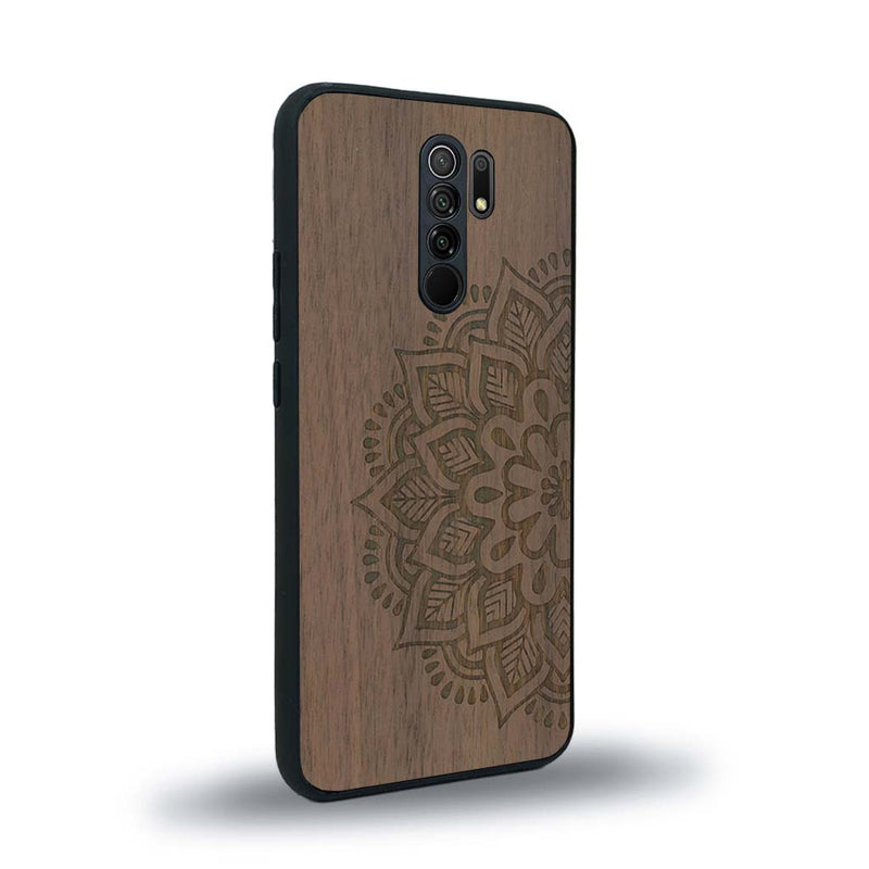 Coque de protection en bois véritable fabriquée en France pour Xiaomi Redmi 9 sur le thème de la bohème et du tatouage au henné avec une gravure représentant un mandala