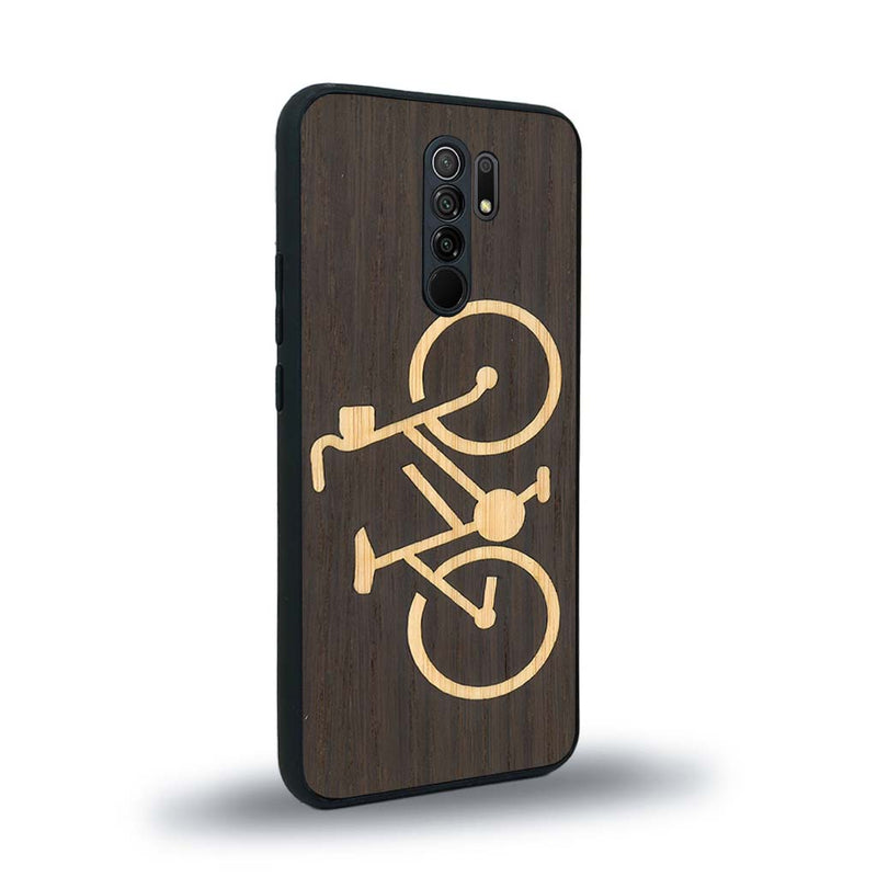 Coque de protection en bois véritable fabriquée en France pour Xiaomi Redmi 9 sur le theme du vélo et de l'outdoor qui allie du bambou et du chêne fumé représentant un vélo