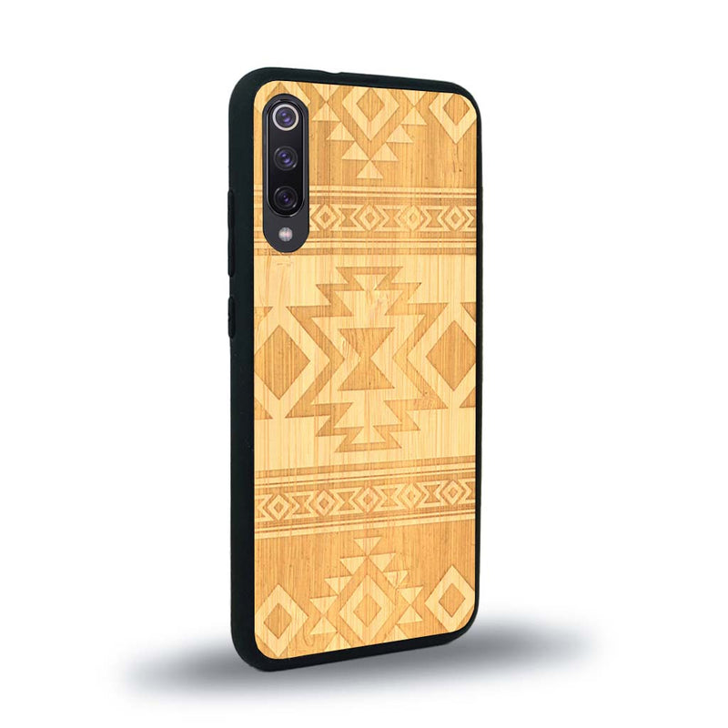 Coque de protection en bois véritable fabriquée en France pour Xiaomi Redmi 9A avec des motifs géométriques s'inspirant des temples aztèques, mayas et incas