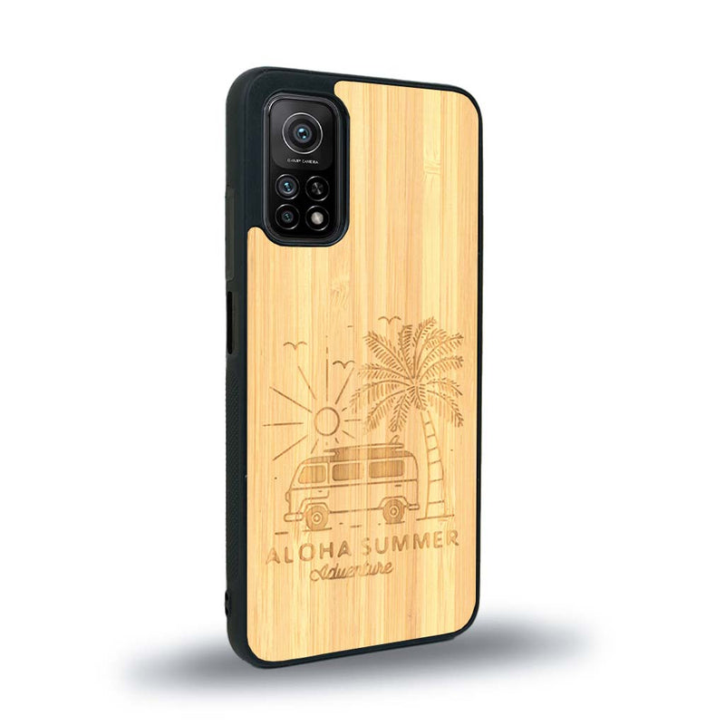 Coque de protection en bois véritable fabriquée en France pour Xiaomi Redmi 9T sur le thème de la plage, de l'été et vanlife.