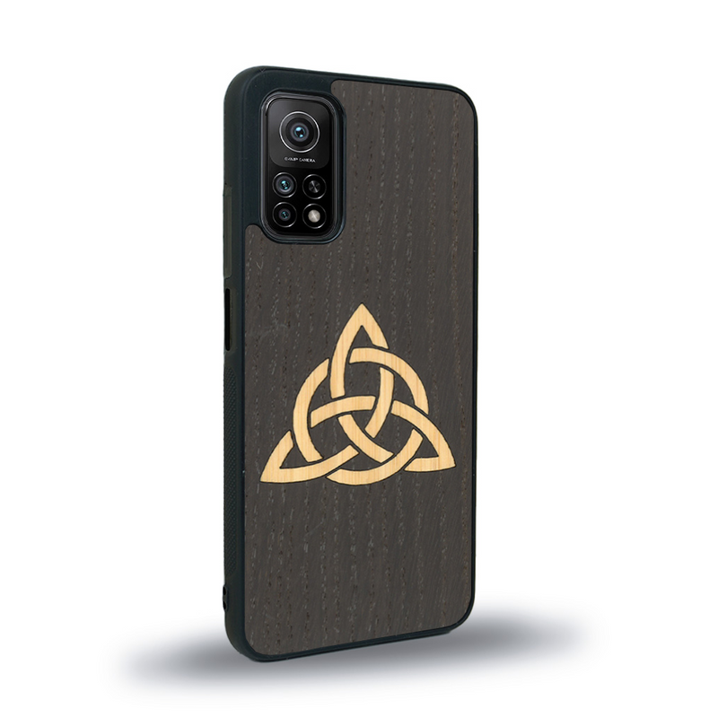 Coque de protection en bois véritable fabriquée en France pour Xiaomi Redmi 9T alliant du chêne fumé et du bambou représentant une triquetra