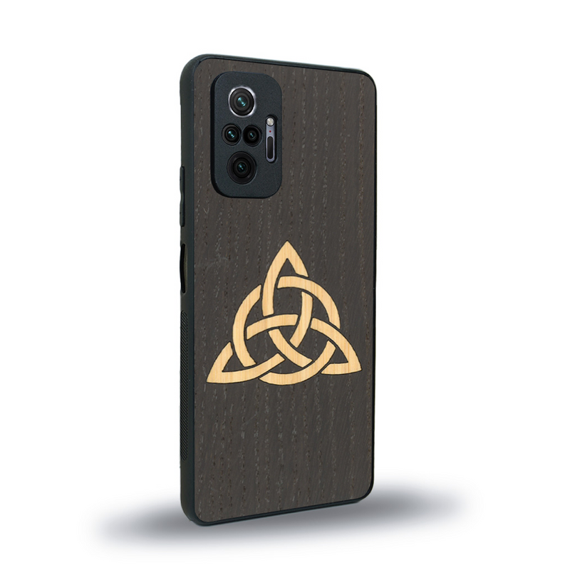 Coque de protection en bois véritable fabriquée en France pour Xiaomi Redmi Note 10 Pro alliant du chêne fumé et du bambou représentant une triquetra