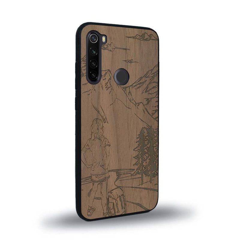 Coque de protection en bois véritable fabriquée en France pour Xiaomi Redmi Note 8 sur le thème de la randonnée en montagne et de l'aventure avec une gravure représentant une femme de dos face à un paysage de nature