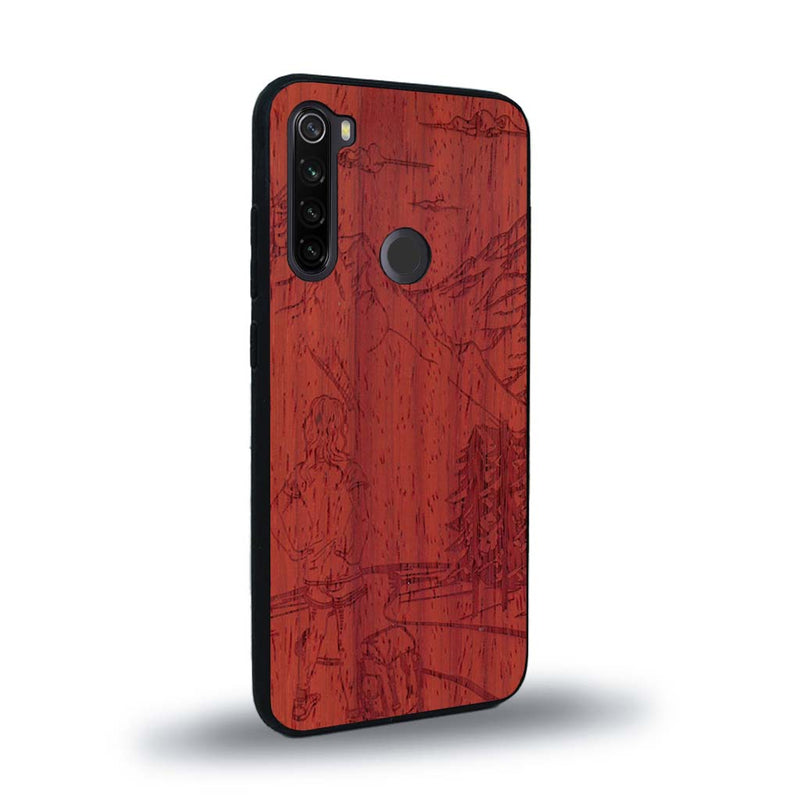 Coque de protection en bois véritable fabriquée en France pour Xiaomi Redmi Note 8 sur le thème de la randonnée en montagne et de l'aventure avec une gravure représentant une femme de dos face à un paysage de nature