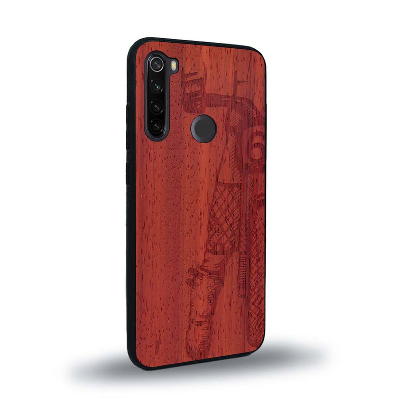 Coque de protection en bois véritable fabriquée en France pour Xiaomi Redmi Note 8 représentant une vue de face d'une femme sur une moto vintage dessinée à la main par l'artiste Maud Dabs