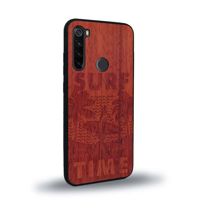 Coque de protection en bois véritable fabriquée en France pour Xiaomi Redmi Note 8 sur le thème chill avec un motif représentant une silouhette tenant une planche de surf sur une plage entouré de palmiers et les mots "Surf Time Long Beach Miami"