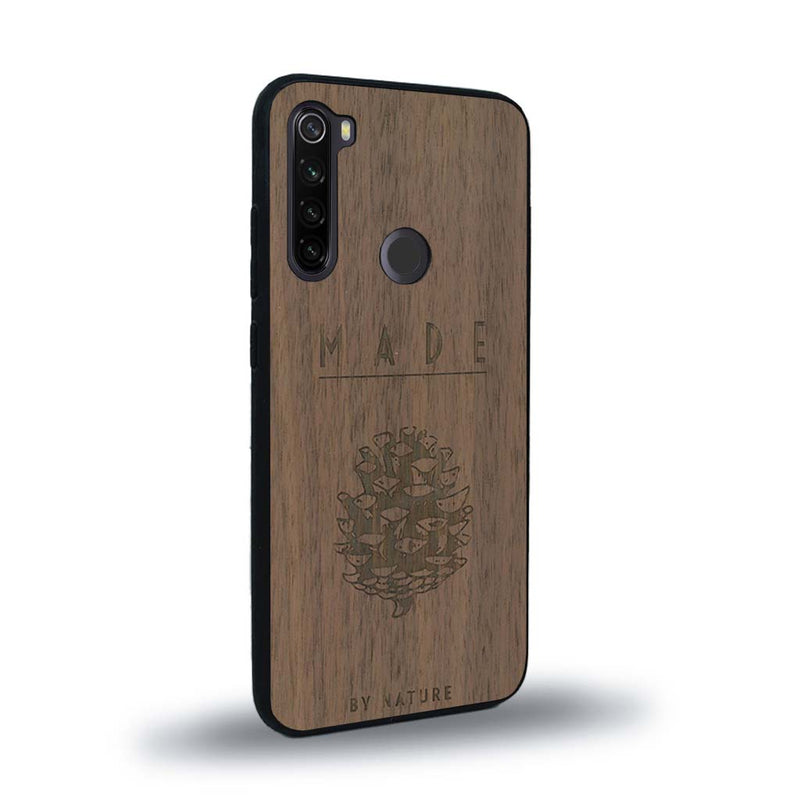 Coque de protection en bois véritable fabriquée en France pour Xiaomi Redmi Note 8T sur le thème de la nature et des arbres avec une gravure représentant une pomme de pin et la phrase "made by nature"