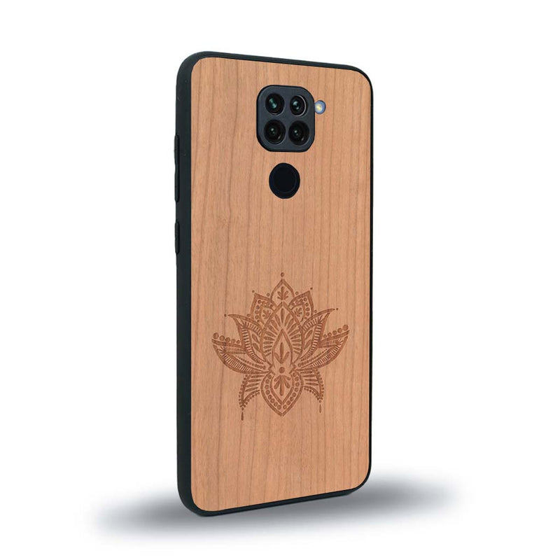 Coque de protection en bois véritable fabriquée en France pour Xiaomi Redmi Note 9 sur le thème de la nature et du yoga avec une gravure zen représentant une fleur de lotus