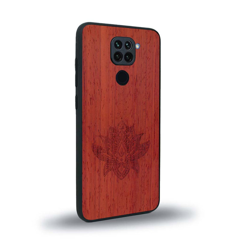 Coque de protection en bois véritable fabriquée en France pour Xiaomi Redmi Note 9 sur le thème de la nature et du yoga avec une gravure zen représentant une fleur de lotus