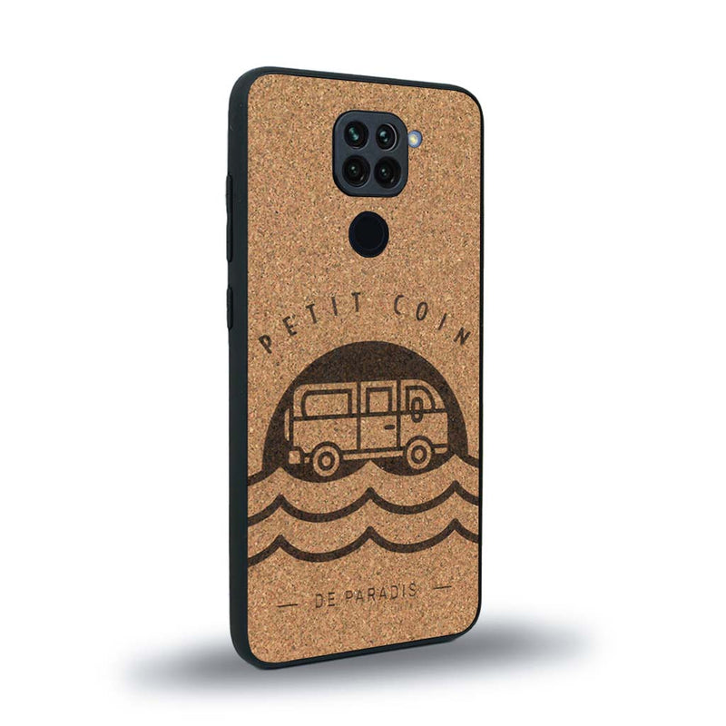 Coque de protection en bois véritable fabriquée en France pour Xiaomi Redmi Note 9 sur le thème des voyages en vans, vanlife et chill avec une gravure représentant un van vw combi devant le soleil couchant sur une plage avec des vagues