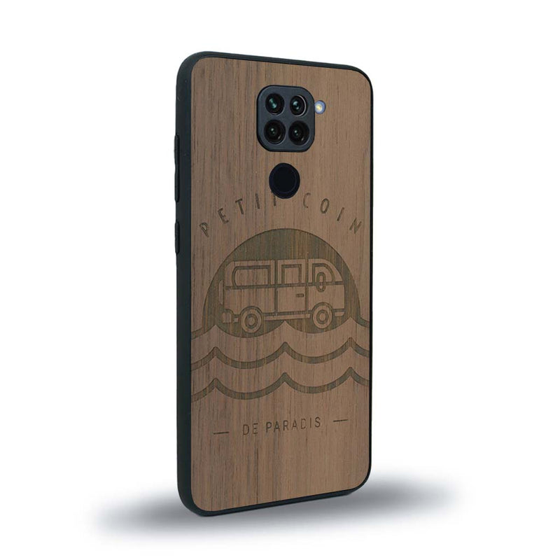 Coque de protection en bois véritable fabriquée en France pour Xiaomi Redmi Note 9 sur le thème des voyages en vans, vanlife et chill avec une gravure représentant un van vw combi devant le soleil couchant sur une plage avec des vagues