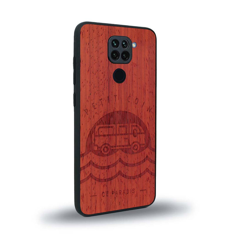 Coque de protection en bois véritable fabriquée en France pour Xiaomi Redmi Note 9 sur le thème des voyages en vans, vanlife et chill avec une gravure représentant un van vw combi devant le soleil couchant sur une plage avec des vagues